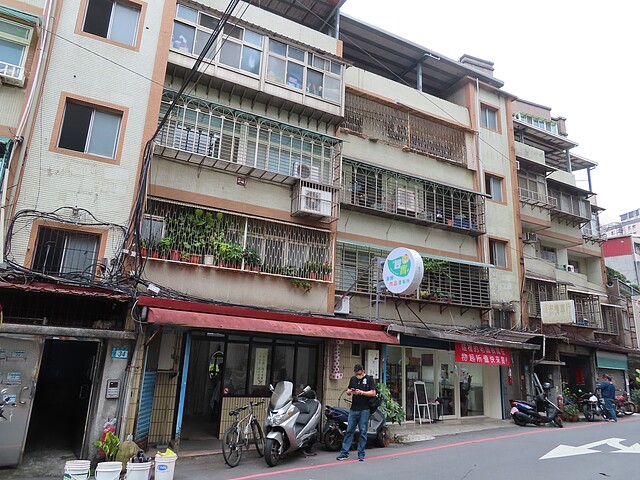 新店區百忍街一處海砂屋社區